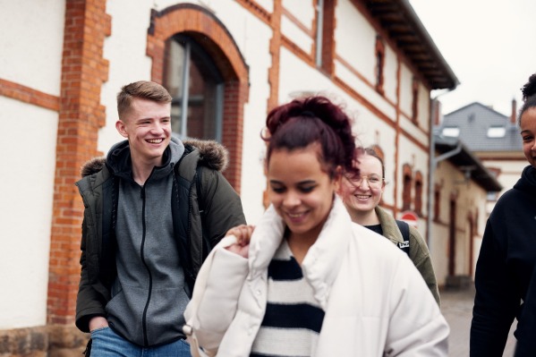Studierende laufen über den Campus Minden