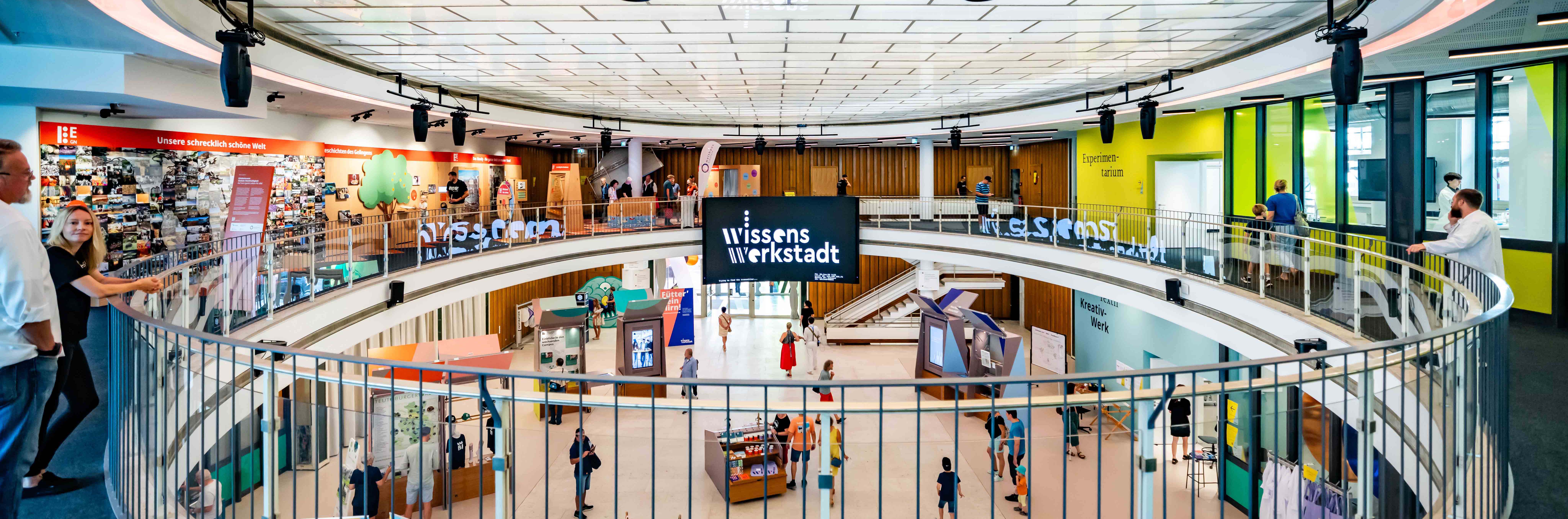 Bild des Ovals in der Wissenswerkstadt Das Oval ist der große Eingangsraum des Gebäudes der Wissenswerkstadt Es wird durch eine Lichtdecke geprägt