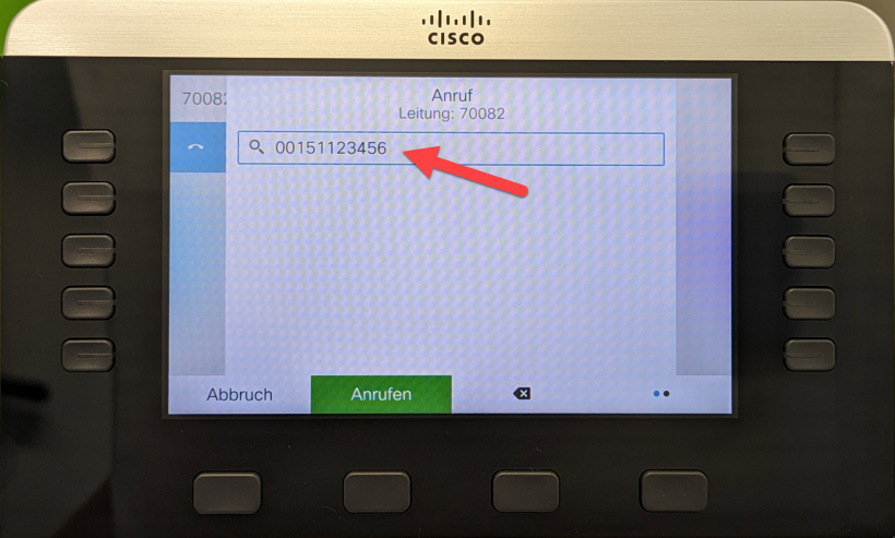 Foto: Bild vom Display eines VoIP Telefons mit Pfeil auf das Eingebefeld für die Rufumleitungsnummer