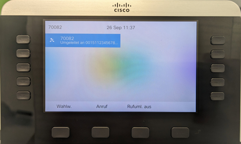Foto: Bild vom Display eines VoIP Telefons mit eingelegter Rufumleitung