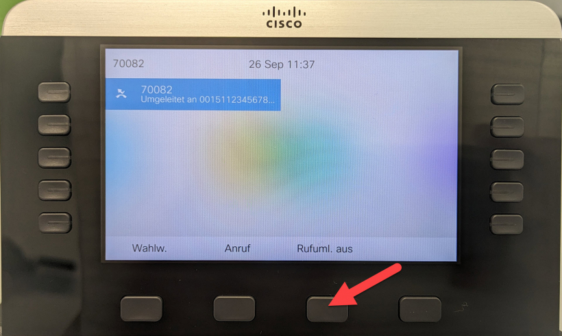 Foto: Bild vom Display eines VoIP Telefons mit Pfeil auf die Funktionstaste zum ausschalten der Rufumleitung