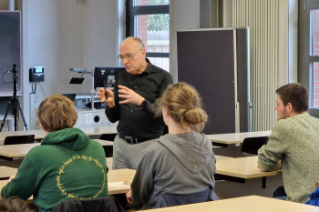 Prof. Amaral m Gespräch mit Studierenden