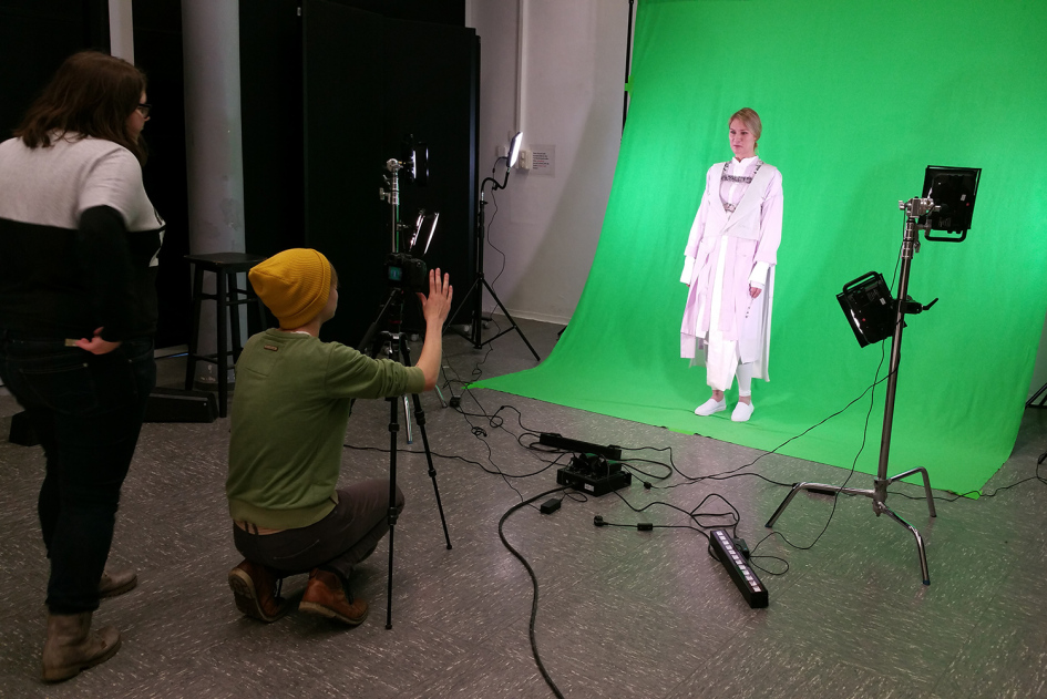 Zwei Studentinnen filmen ein Model vor einem Greenscreen