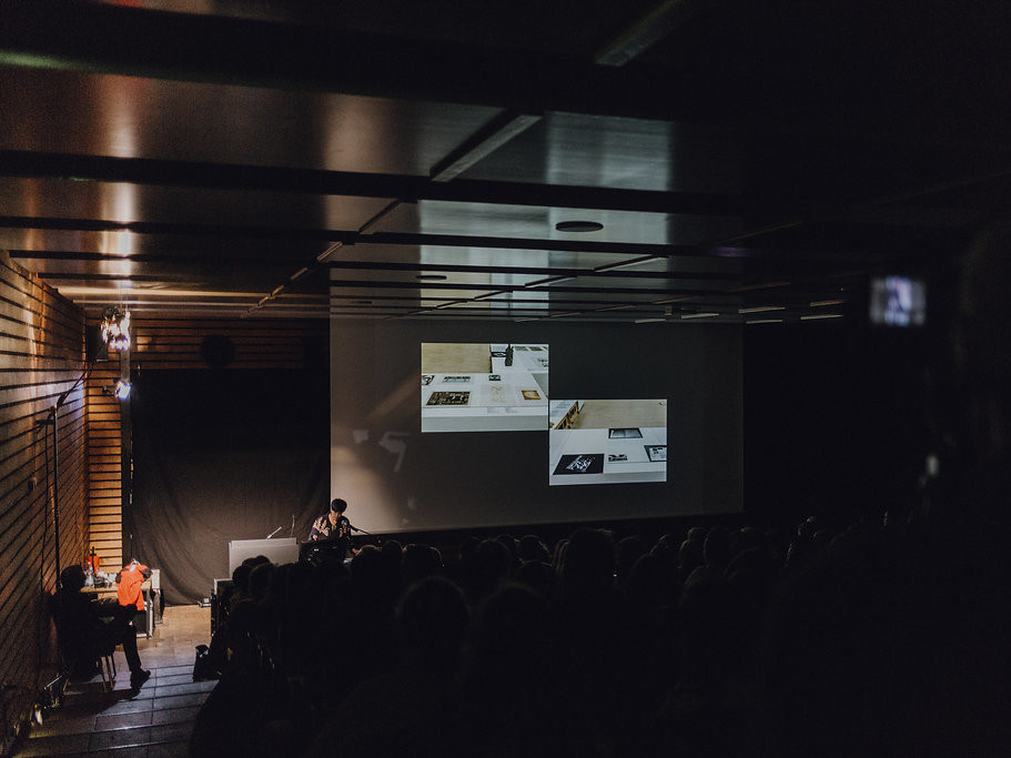 Blick auf Bühne und Projektion im Audimax