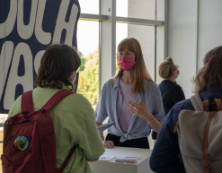 Besucher_innen auf der Werkschau Sommer 2022