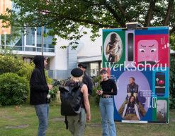 Besucher_innen auf der Werkschau Sommer 2022