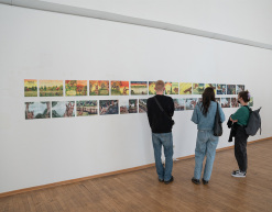 Besucher_innen auf der Werkschau Sommer 2022