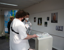 Besucher_innen auf der Werkschau Sommer 2022