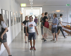 Besucher_innen auf der Werkschau Sommer 2023