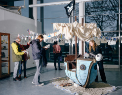 Besucher_innen auf der Werkschau Wintersemester 2023_2024