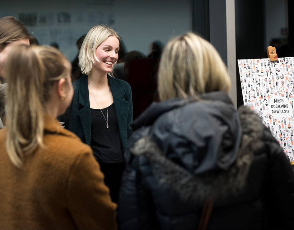 Besucher_innen auf der Werkschau Winter 2022/23