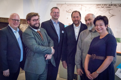 Gruppenfoto bei der Eröffnung der Ausstellung