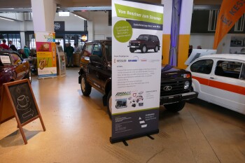 RollUp und elektrifizierter Lada Niva in der Ausstellung im Lenkwerk