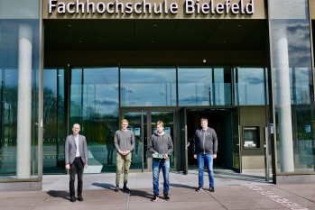 Gruppenfoto vor der FH Bielefeld