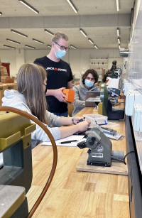 Studierende arbeiten in der neuen Werkstatt