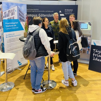 Beratungsgespräche am Stand des Campus Gütersloh