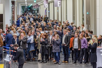 Besuchermassen in der Magistrale der FH Bielefeld