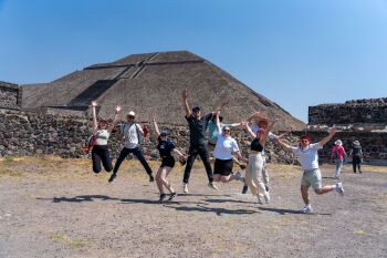 Gruppenfoto vor mexikanischen Pyramiden