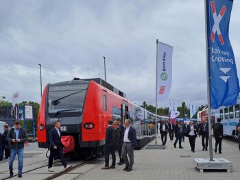 Rotes Schienenfahrzeug auf dem Messegelände in Berlin