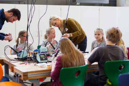 Gruppe beim Bau von Putzrobotern