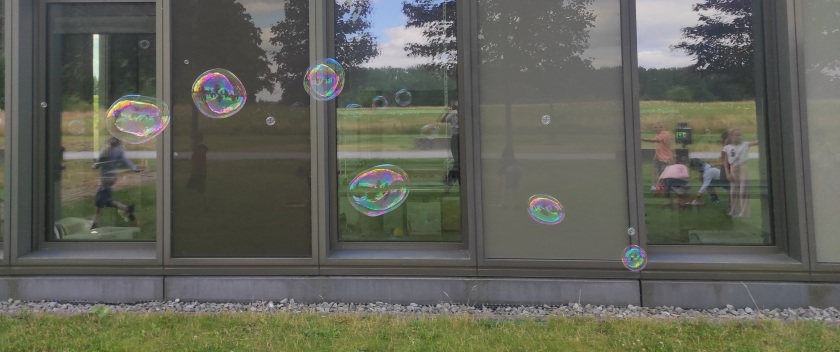 Seifenblasen vor Hochschule mit Spiegelung