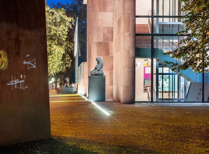 Weibliche Figur auf dem Sockel des Denkers, Kunsthalle Bielefeld (3d Modell, Fotografie).