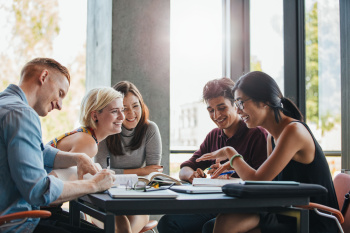 Shutterstock_Gruppe Studierende an Tisch mit Laptop