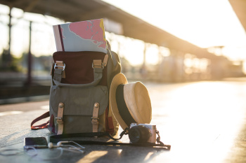 Shutterstock_Rucksack auf Straße