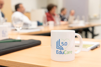 Alle Teilnehmenden bekamen eine Tasse mit dem EduCare 5.0 Logo als Andenken.