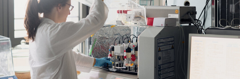 A guest researcher works in a lab at HSBI