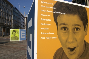 Die neuen Plakate zur Geniale 2011 machen schon jetzt Lust auf Forschung zum Anfassen.