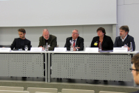 Podiumsdiskussion im Audimax fünf Personen sitzend