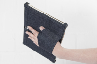 Tablet-Tasche mit Handschuh (von Leonie Barth)