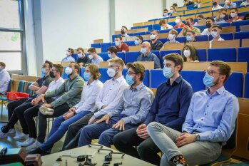 Studierende sehen sich einen Vortrag über Schirmkonzepte im Hörsaal an