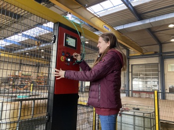 Eine Studentin führt eine Transferwagenmessung durch