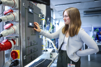 Wissenschaftliche Mitarbeiterin Melina Gurcke im Labor