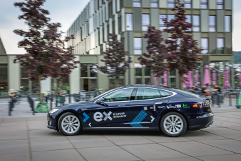 E-Auto in Fahrt auf dem Campus der FH Bielefeld