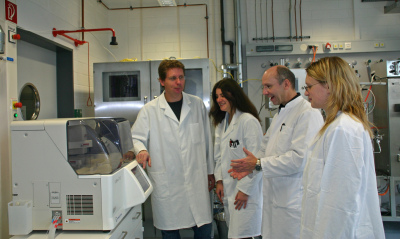 Professor Dr. Frank Gudermann (l.) zeigt seinen Mitarbeitern Tabea-Dominika Pohl, Professor Dr. Dirk Lütkemeyer und Dr. Anke Rattenholl (v.l.n.r.) das neue Gerät zur Online-Bioanalytik.