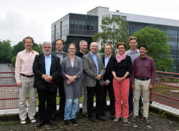 Gruppenbild der Mitarbeiterinnen und Mitarbeiter der FH Bielefeld und der Universität Bielefeld im Masterstudiengang Molekulare Biotechnologie