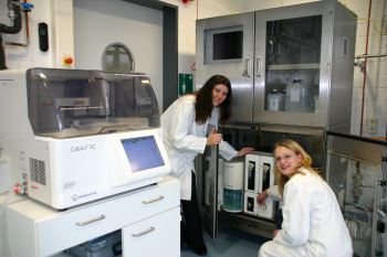 Tabea-Dominika Pohl (l.) und Dr. Anke Rattenholl (r.) vom Biotechnikum der FH Bielefeld haben den neuen Online-Zellzähler an einem Edelstahlfermenter in Betrieb genommen.