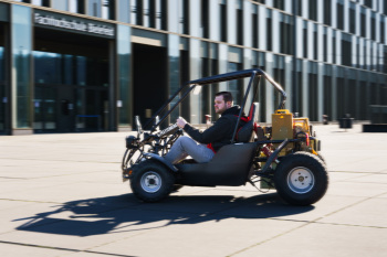 Daniel Koske fährt mit dem E-Buggy