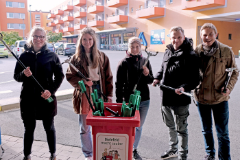 Judith Meding, Christina Asseburg, Laura Haase, Andreas Born und Fabian Schoden stehen mit Müllzangen in den Händen vor dem Studierendenwohnheim Orangenkiste