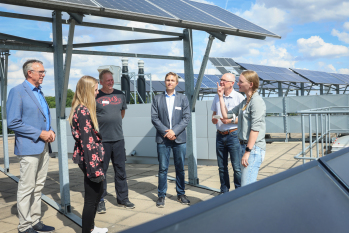 Eine Führung zwischen den Photovoltaik-Modulen der FH Bielefeld