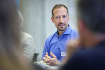 Cornelius Laaser im Gespräch auf der Veranstaltung