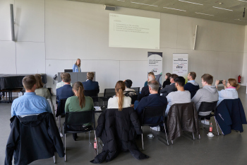 Emma Davies hält Vortrag zu Wasserstoffwirtschaft