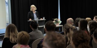 Ingeborg Schramm-Wölk steht im HSBI-Theater vor Publikum