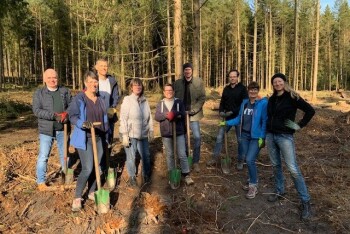 neun Personen im Wald