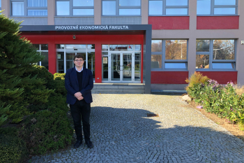 Student Karel Tomšík vor der Czech University of Life Sciences Prague