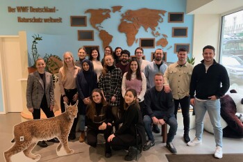 Gruppenbild aller Seminarteilnehmenden in den Räumen des WWF Deutschland in Berlin