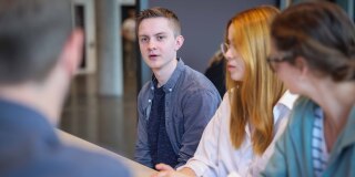 Personen sitzen in der Cafeteria der HSBI